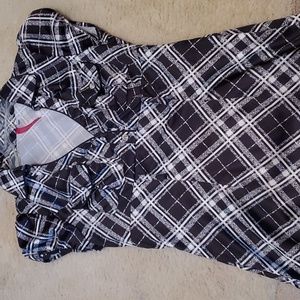 Heart soul size M balck and white satin  v neck top